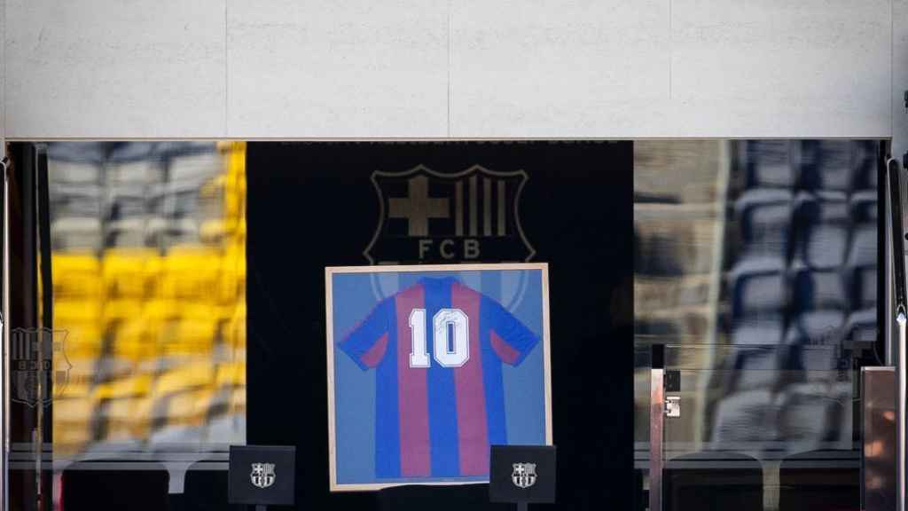 La camiseta de Diego Armando Maradona, en la grada del Camp Nou. Foto: Twitter (@FCBarcelona_es)