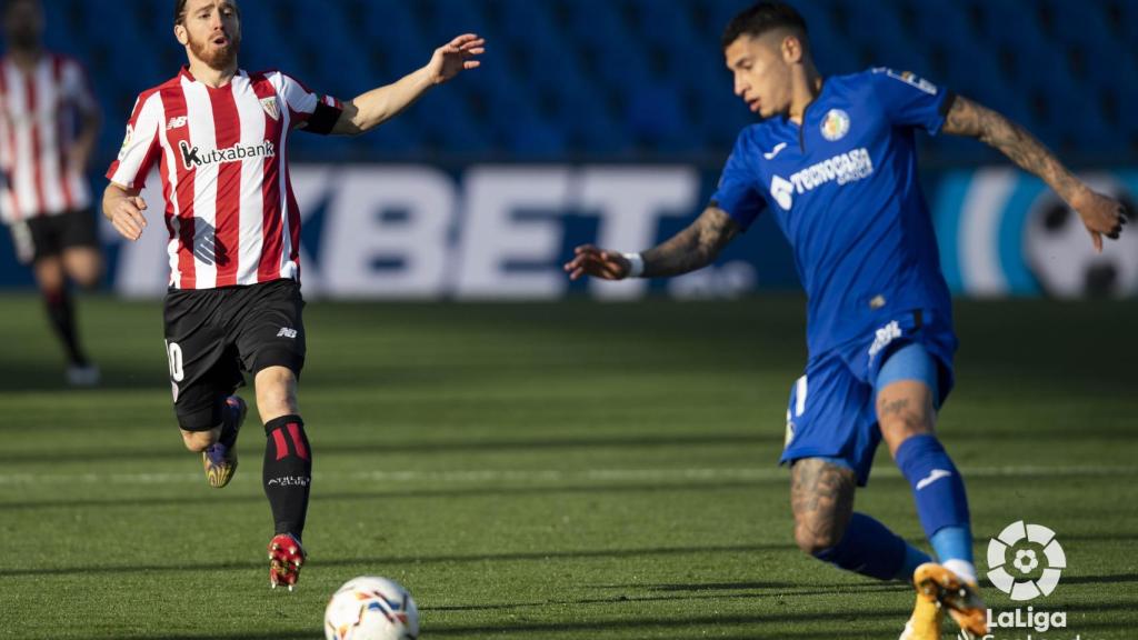 Muniain presiona una jugada del Getafe