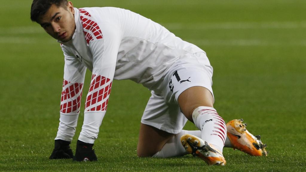 Brahim, tendido en el césped durante un partido del AC Milan