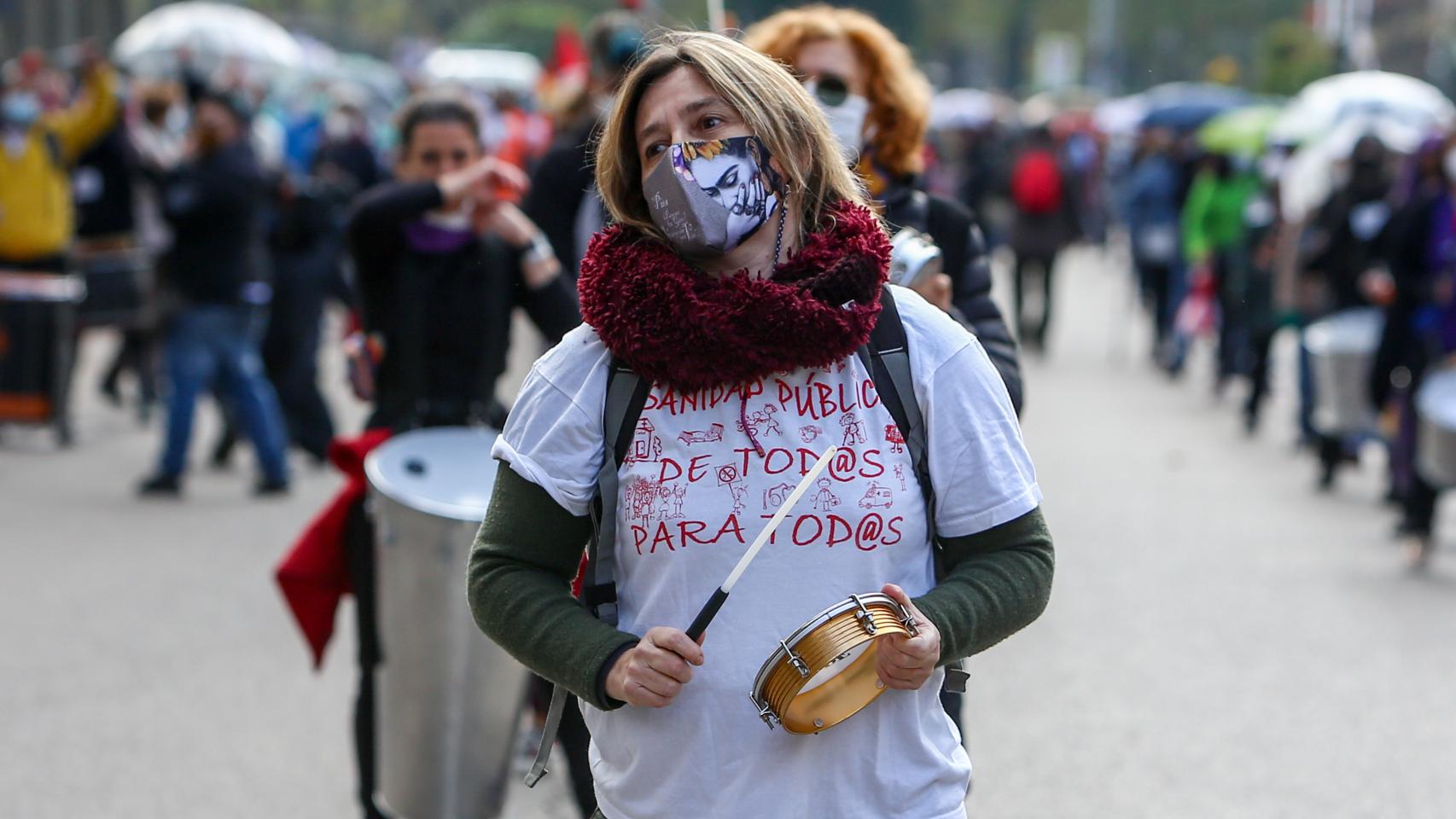 Una mujer se manifiesta con la Marea Blanca este domingo.