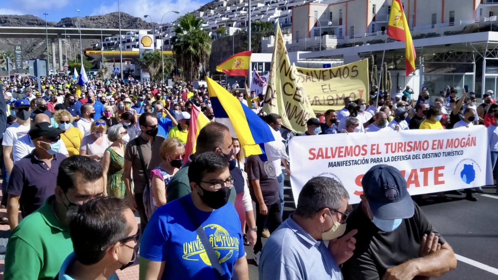 Los vecinos de Mogán en la manifestación en la que piden al Gobierno el desalojo de los migrantes de los hoteles.