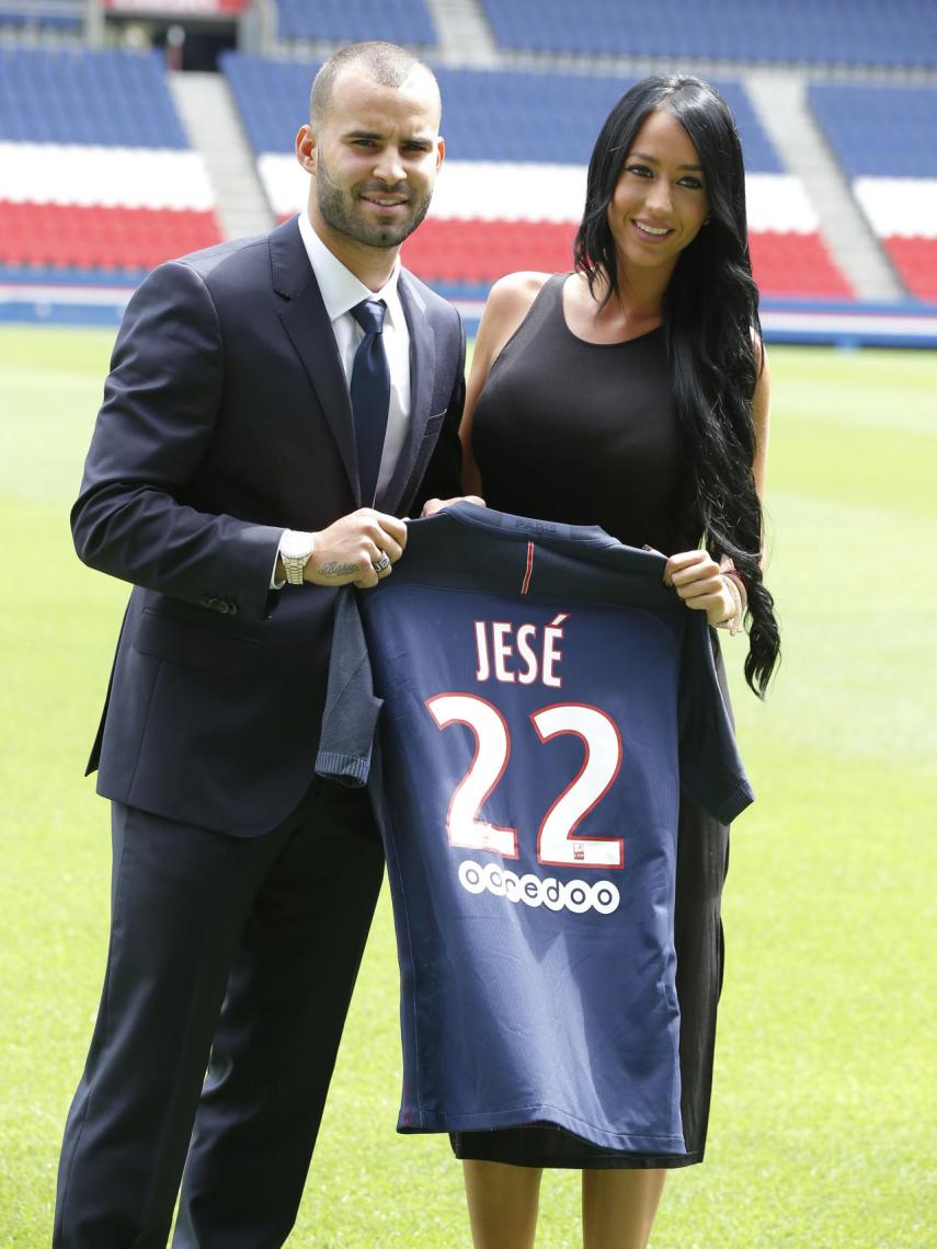 Aurah y Jesé cuando eran pareja durante la presentación del futbolista en París.