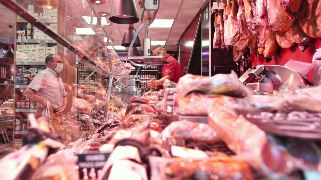 Un hombre comprando en un supermercado.