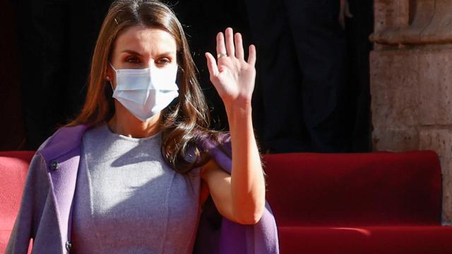 Letizia triunfa con un vestido y abrigo conjuntados firmados por Carolina Herrera.