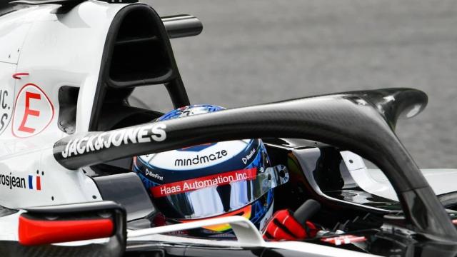 Grosjean en su Haas con el halo en primer plano