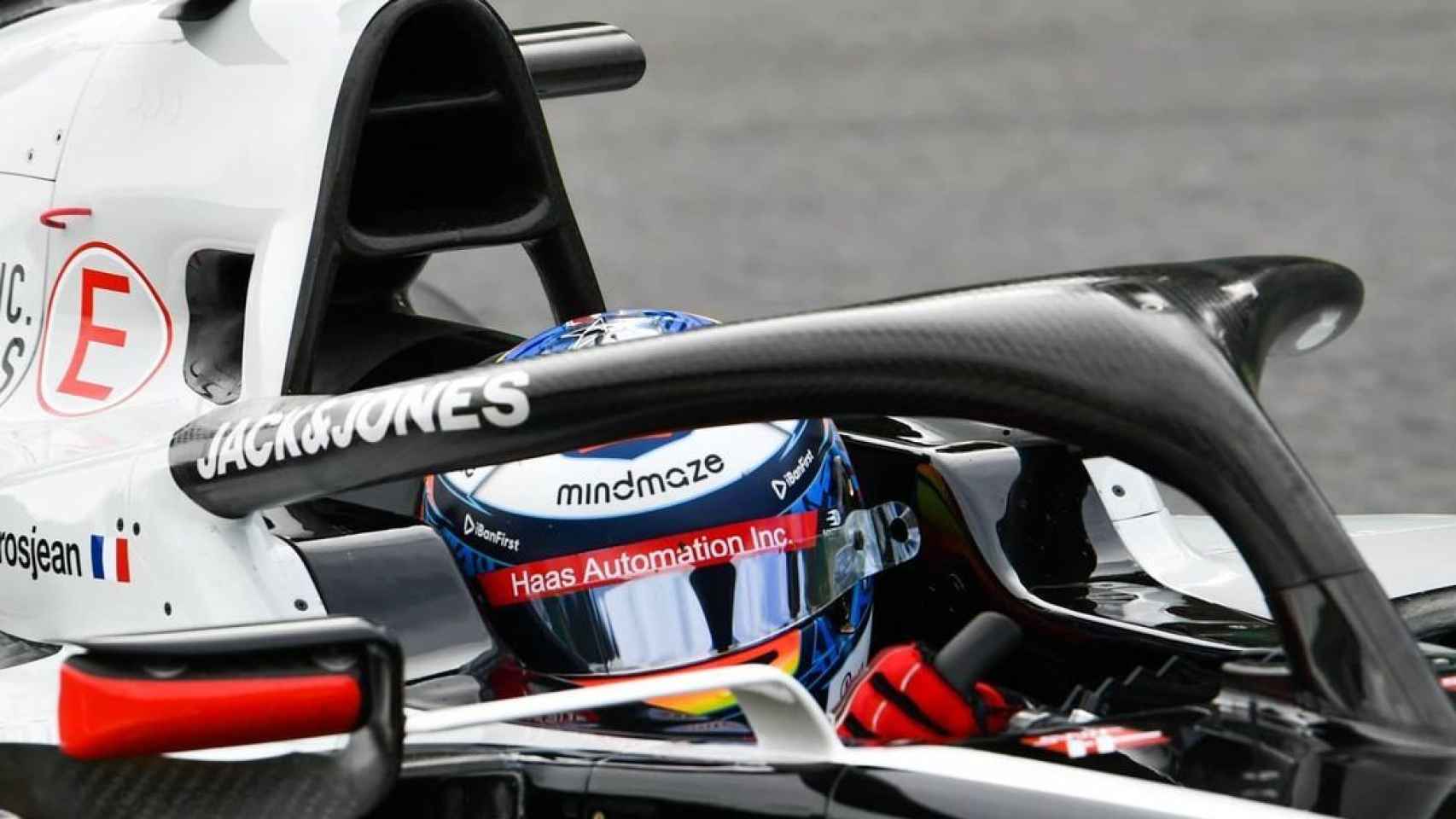 Grosjean en su Haas con el halo en primer plano