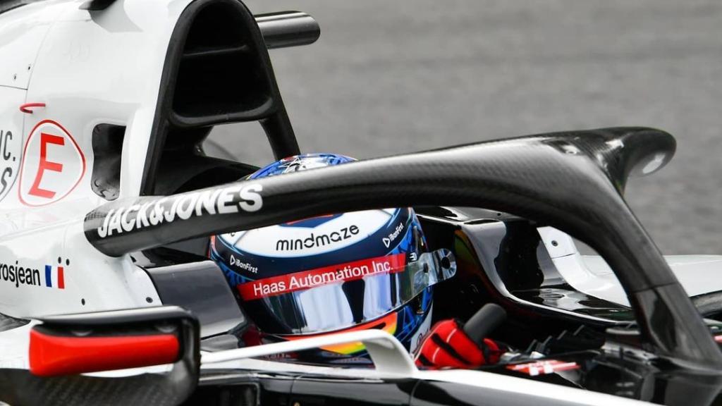 Grosjean en su Haas con el halo en primer plano