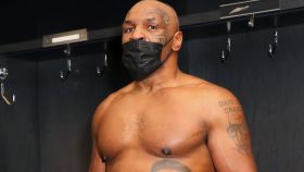 Mike Tyson, con el cinturón de campeón