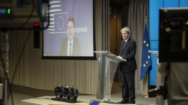 El presidente del Eurogrupo, Paschal Donohoe, y el comisario Paolo Gentiloni, durante la rueda de prensa de este lunes