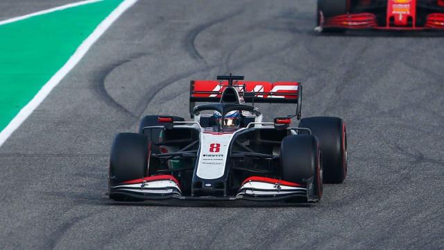 Coche de Fórmula 1 de Grosjean con el halo encima del piloto