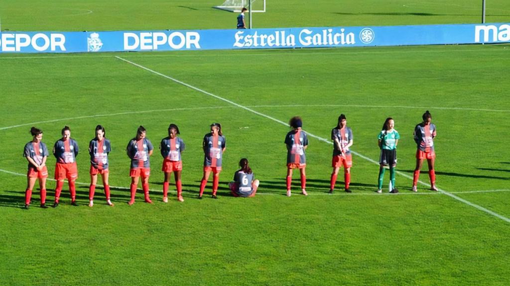 La jugadora Paula Dapena durante el homenaje a Maradona.