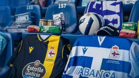 El Deportivo inicia una campaña de recogida de alimentos y juguetes con sorteo de material