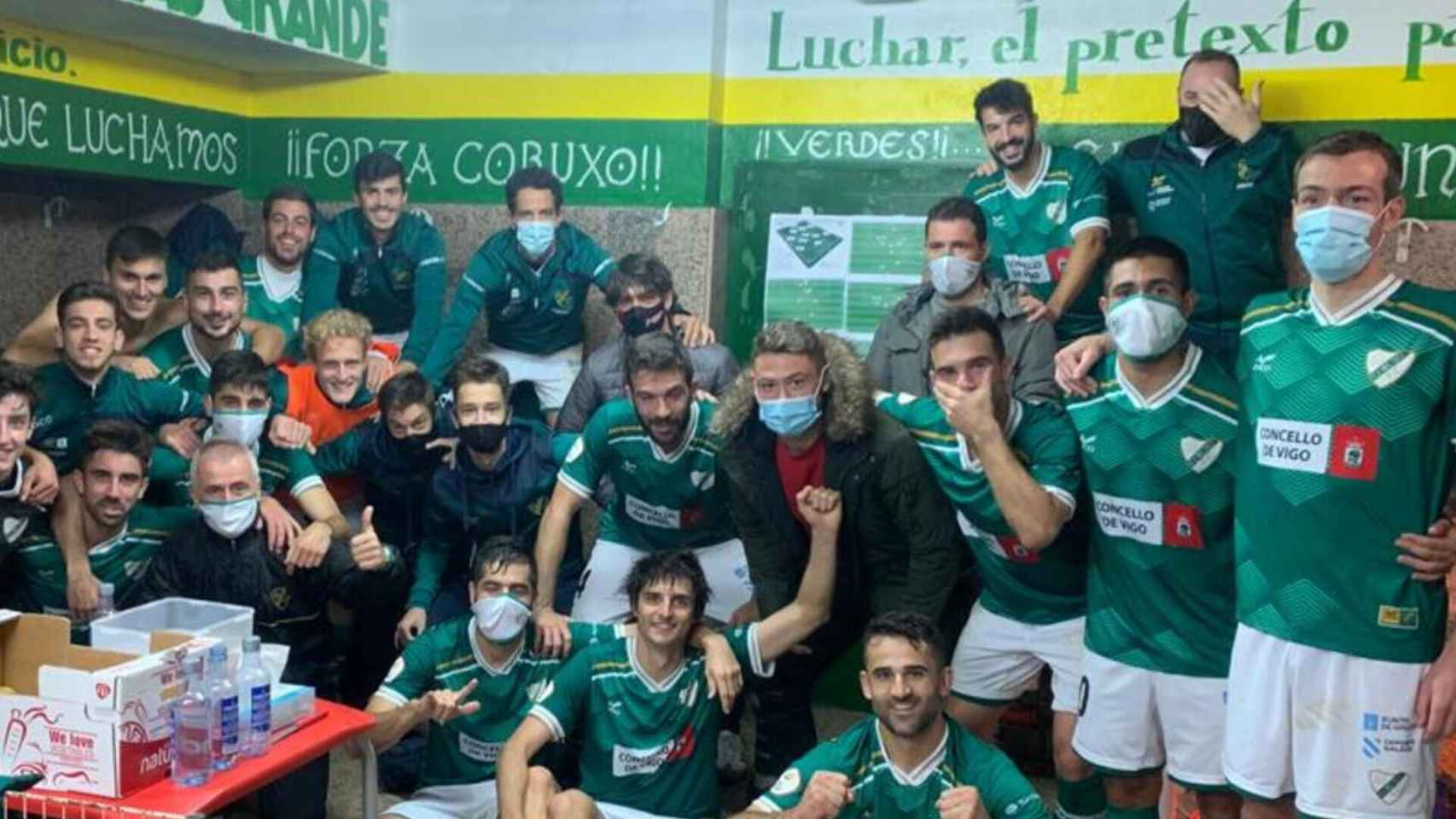 El vestuario del Coruxo celebra su esperada primera victoria ante el Guijuelo