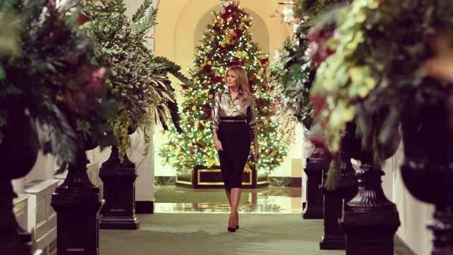 Melania Trump camina ante el árbol de Navidad del interior de la Casa Blanca.