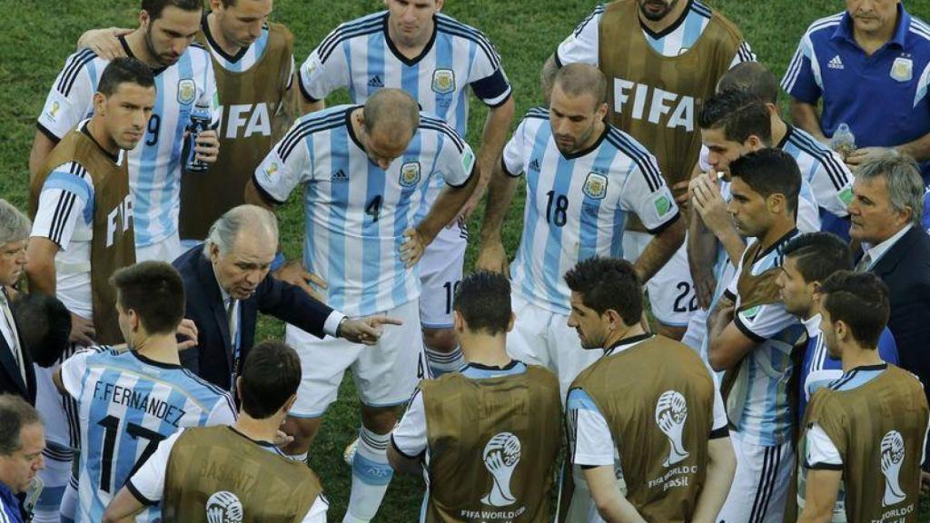 Sabella dando instrucciones a la selección de Argentina