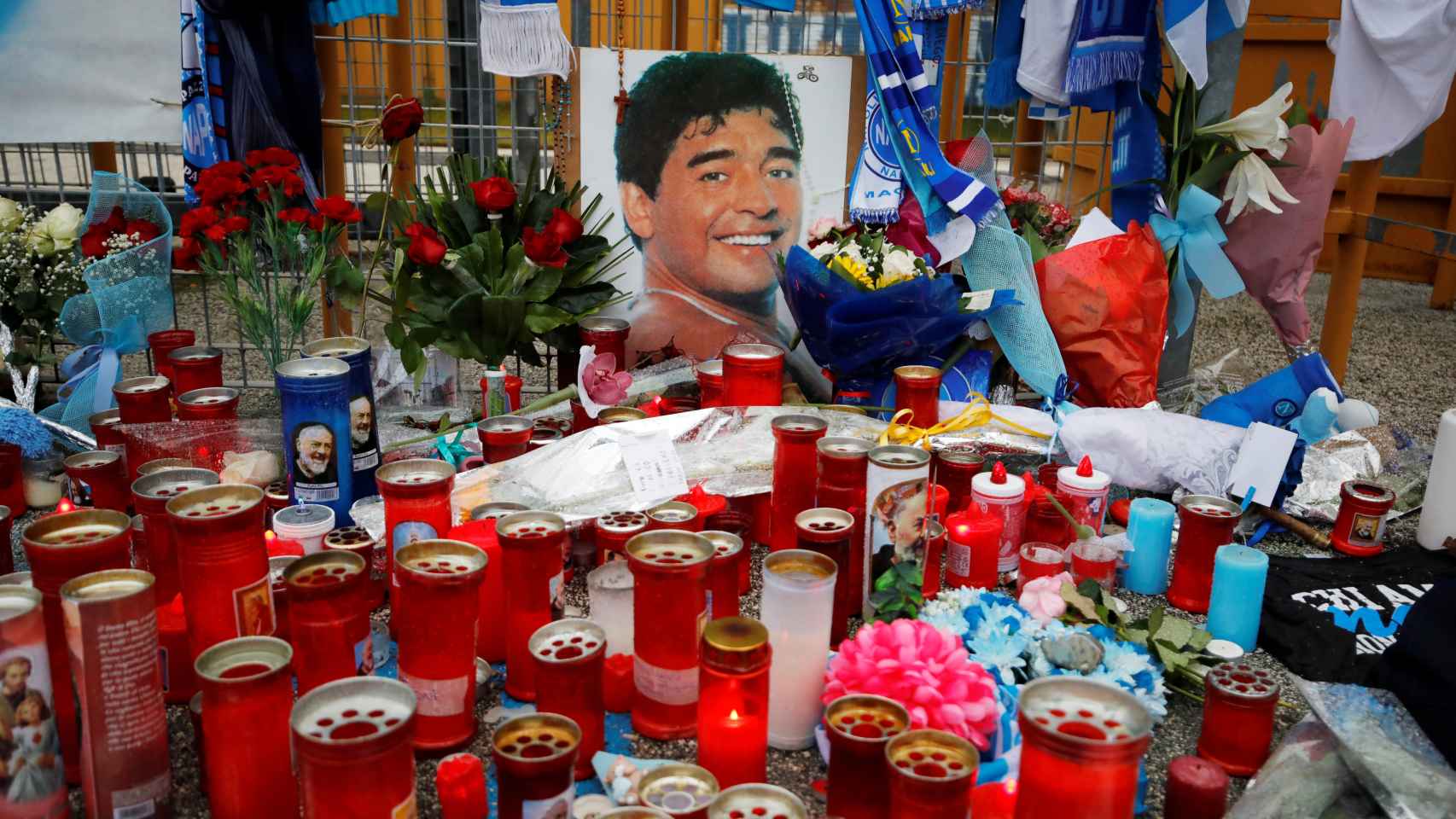 Altar a Maradona repleto de velas y homenajes