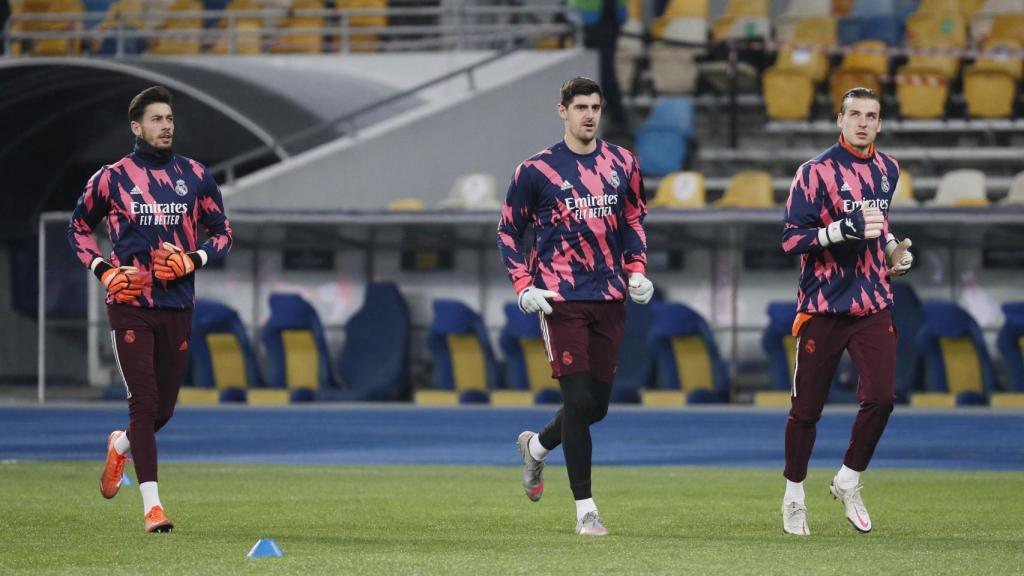 Calentamiento de los porteros del Real Madrid en El Olímpico de Kiev (Altube, Courtois y Lunin)