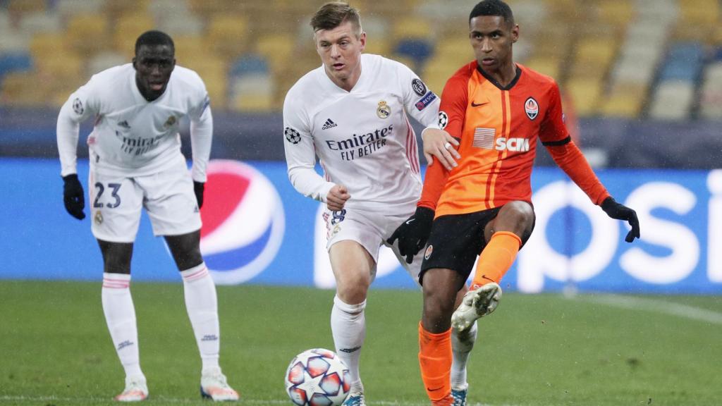 Toni Kroos presiona a un jugador del Shakhtar