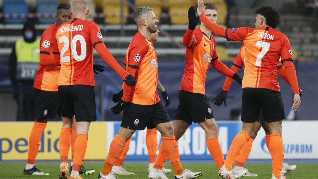 Los jugadores del Shakhtar celebran el gol de Dentinho al Real Madrid