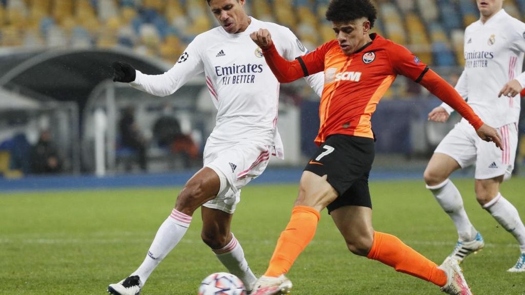 Varane intenta cortar el centro de Taison