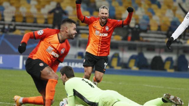 Los jugadores del Shakhtar celebran un gol mientras Courtois sigue tendido en el suelo