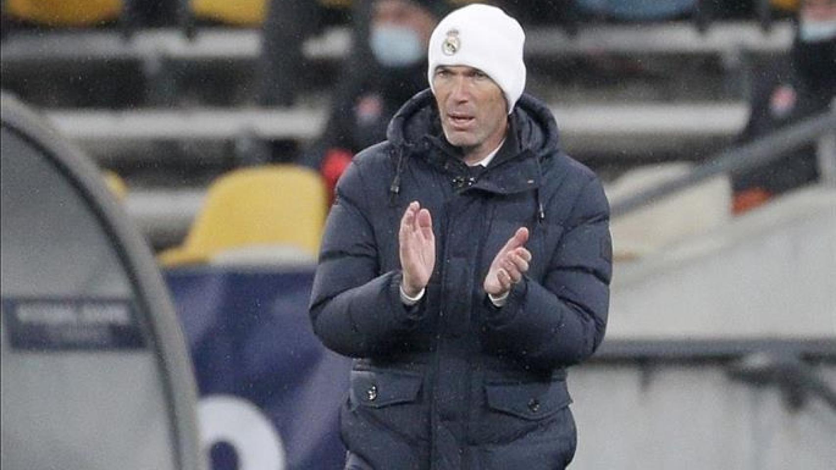 Zinedine Zidane, con gorro blanco del Real Madrid, en la banda durante el partido contra el Shakhtar