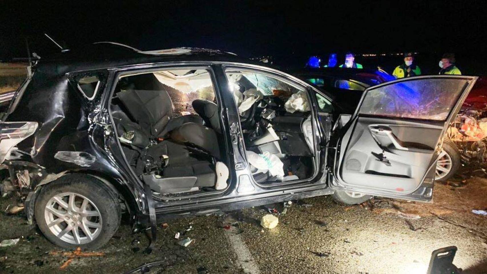 Impresionante imagen de uno de los coches accidentados (Foto: Consorcio Provincial de Extinción de Incendios y Salvamentos de Toledo
@cpeistoledo )