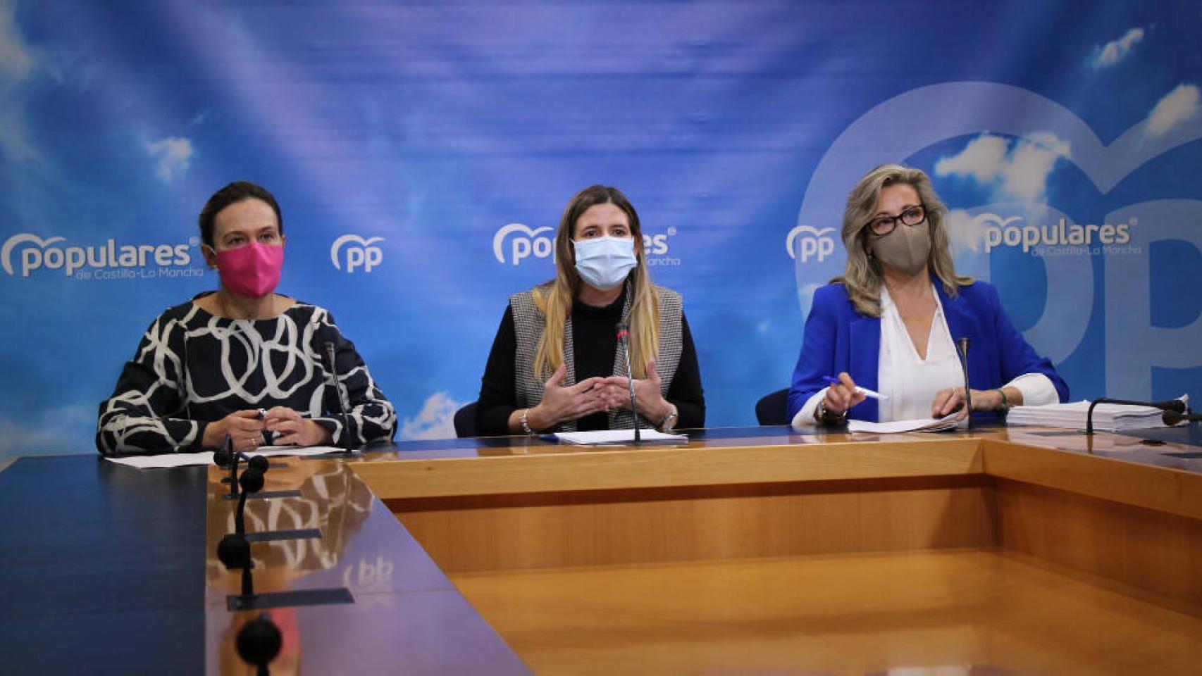 Carolina Agudo, en el centro, junto a las diputadas regionales Ana Guarinos (i) y Lola Merino (d)