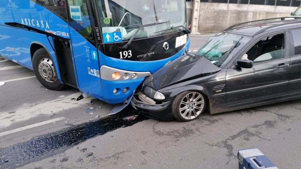 Accidente entre un turismo y un autobús en el lugar de Bribes, en Cambre (A Coruña).