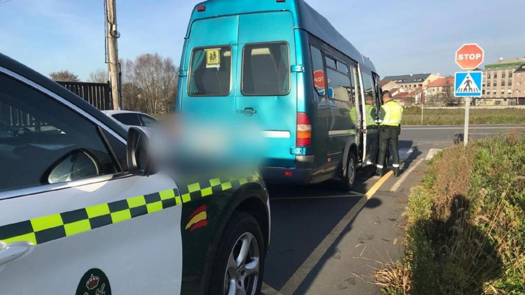 Momento en el que los agentes identifican a la conductora sin carné en Ordes (A Coruña).