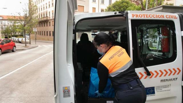 Voluntarios de Protección Civil colaboran en la recogida de alimentos