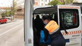 Voluntarios de Protección Civil colaboran en la recogida de alimentos