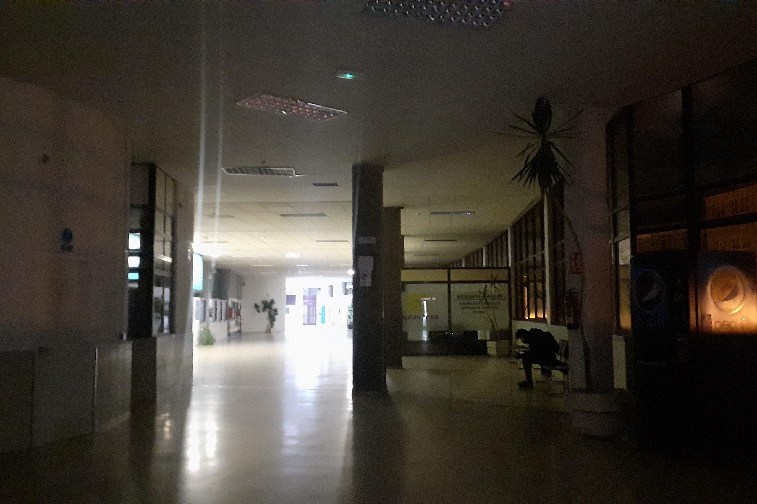 Varias luces del interior de la estación de Ferrol están fundidas