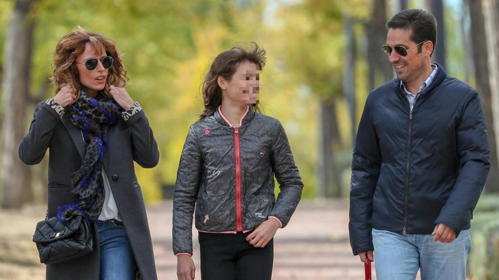 Emma junto a su hija y su marido.