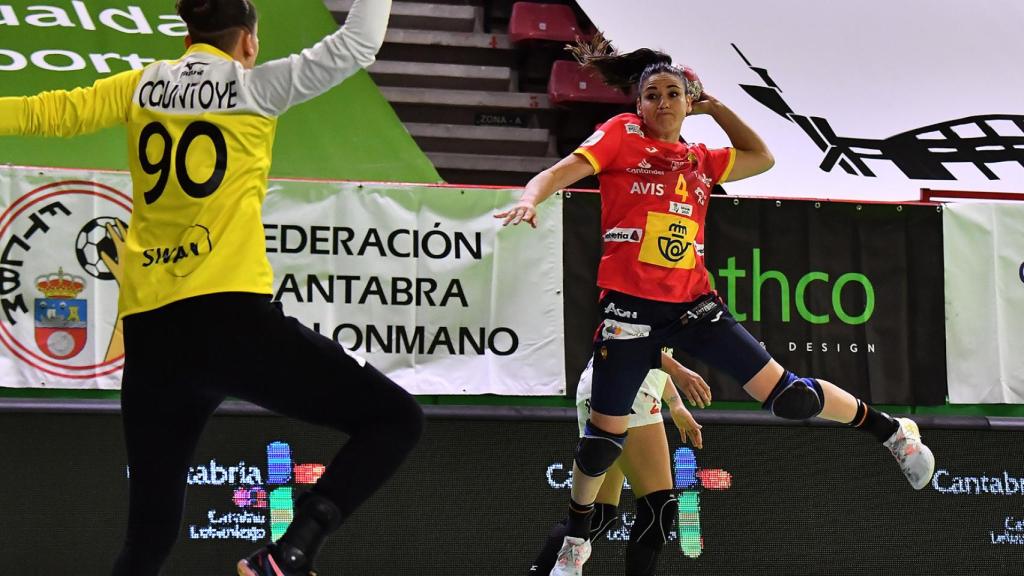 Carmen Martín, realizando un lanzamiento a portería