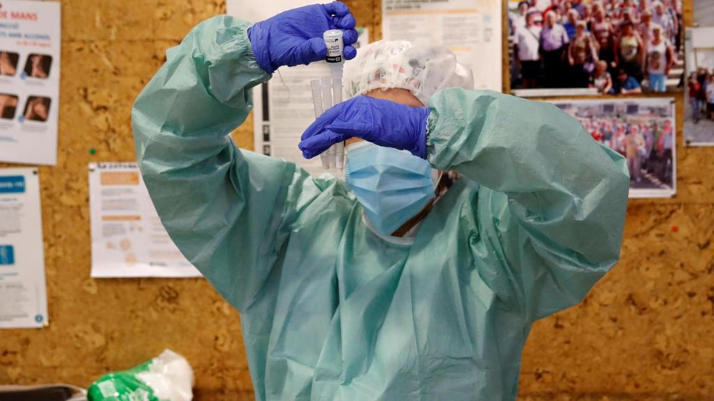 Profesionales sanitarios realizan test serológicos en el Casal de la Gent Gran Provençana de L'Hospitalet .