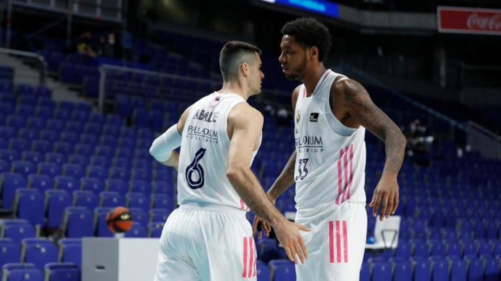 Abalde y Thompkins celebran una canasta del Real Madrid