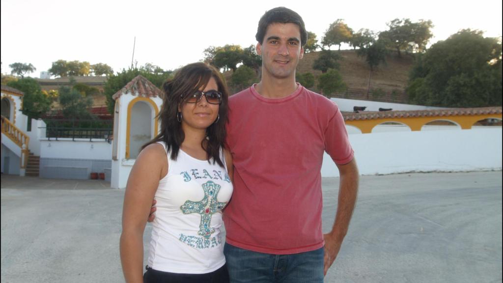 María José Campanario y Jesulín de Ubrique frente a la finca Ambiciones.