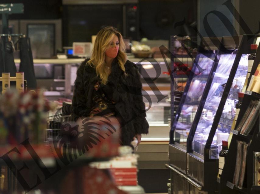 La suegra de Tamara Falcó ha acudido al supermercado tras su jornada laboral.