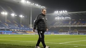 Marcelo Bielsa caminando sobre el campo