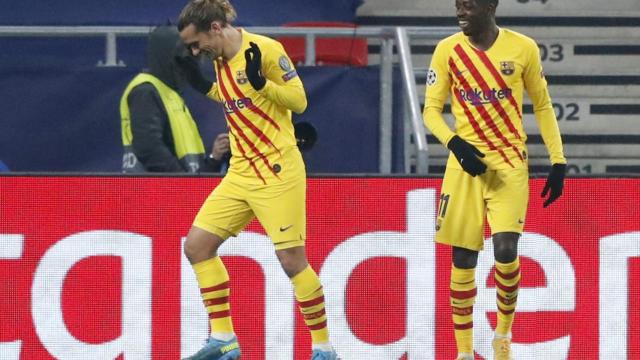 Dembélé sonríe ante la celebración de Griezmann