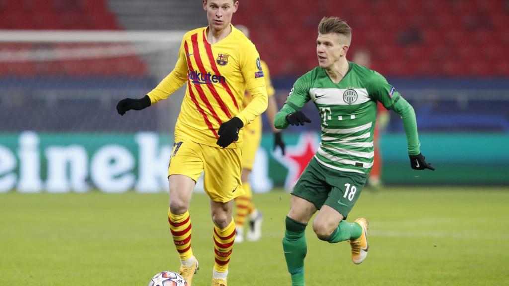 Frenkie de Jong ante David Siger, en el Ferencvaros - Barcelona de la Champions League