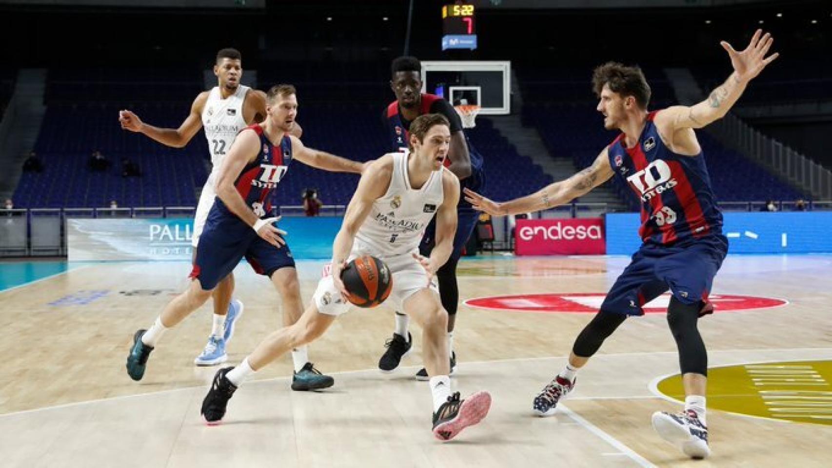 Causeur intentando anotar ante Baskonia