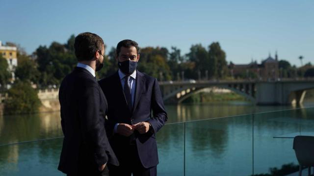 El presidente del PP, Pablo Casado, junto al presidente de la Junta de Andalucía, Juanma Moreno.