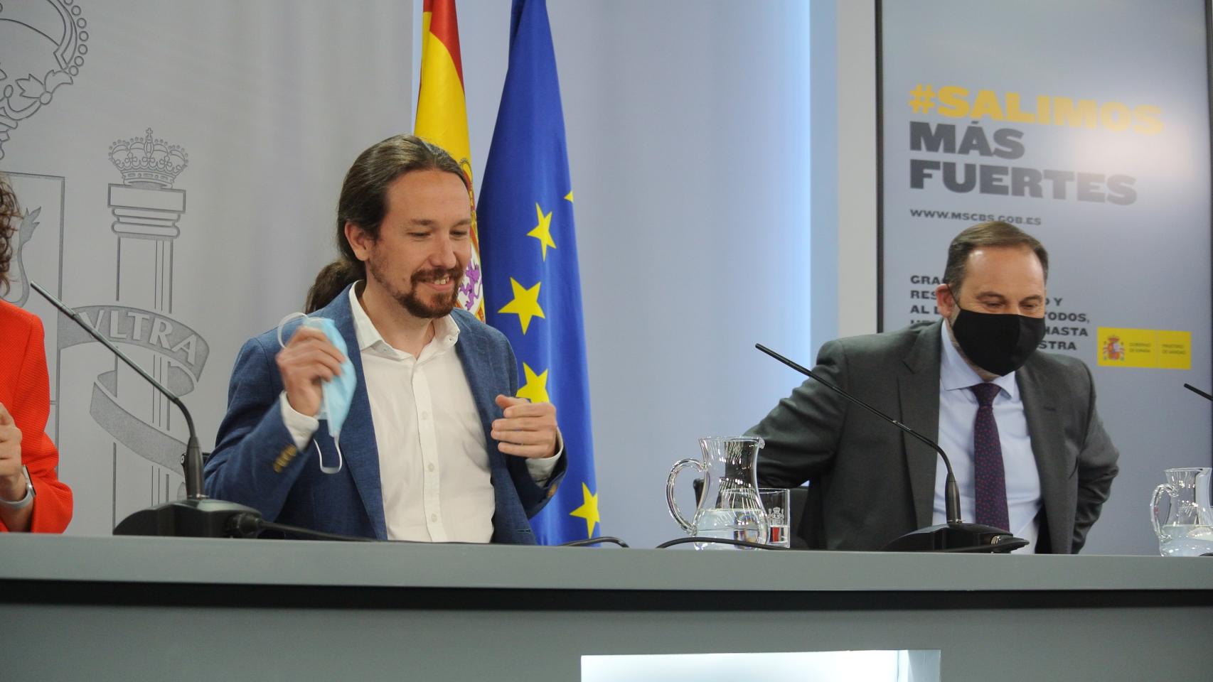 Pablo Iglesias, junto a José Luis Ábalos, en la sala de prensa de Moncloa.