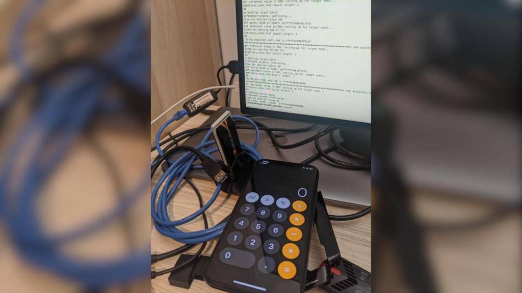Los resultados de calculadora de un iPhone hackeado aparecen en un ordenador
