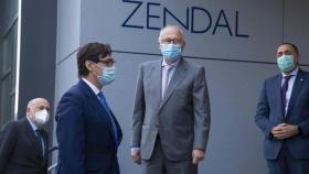 El ministro de Sanidad, Salvador Illa, visita la fábrica de Zendal a principios de noviembre.