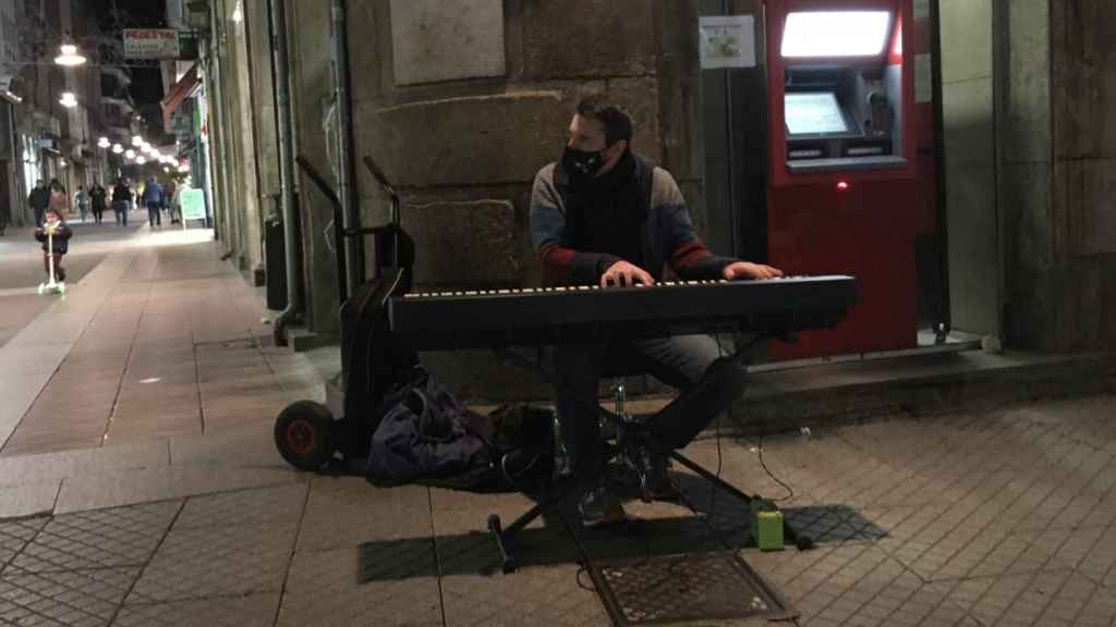 Milosz toca siempre en la misma esquina de la Plaza de la Peregrina.