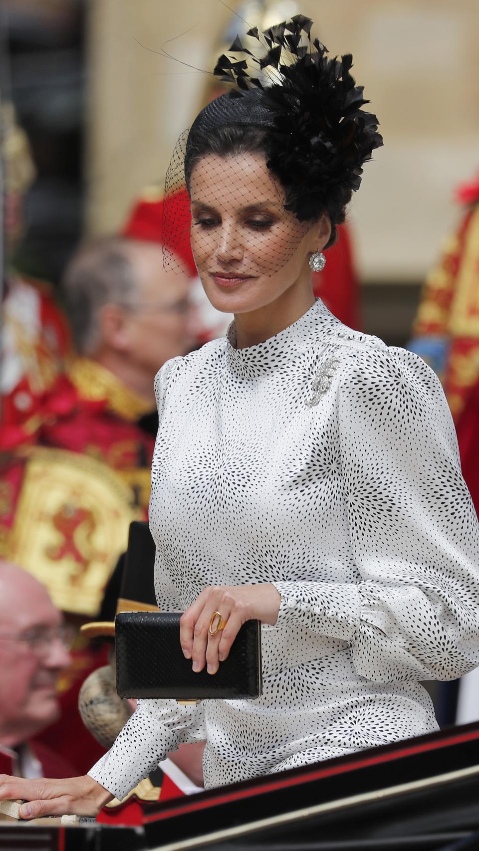 La reina Letizia con vestido de Cherubina y pendientes de chatones del joyero de pasar en Windsor.