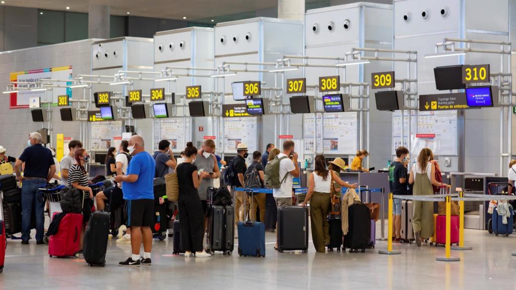 Algunos españoles todavía se atreven a viajar.